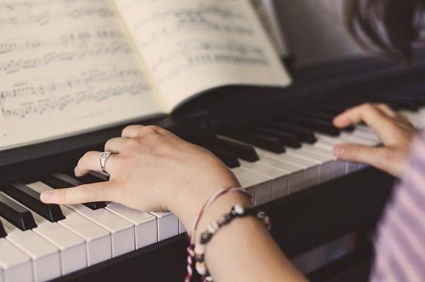 Comment travailler le piano avec les exercices de Hanon ?